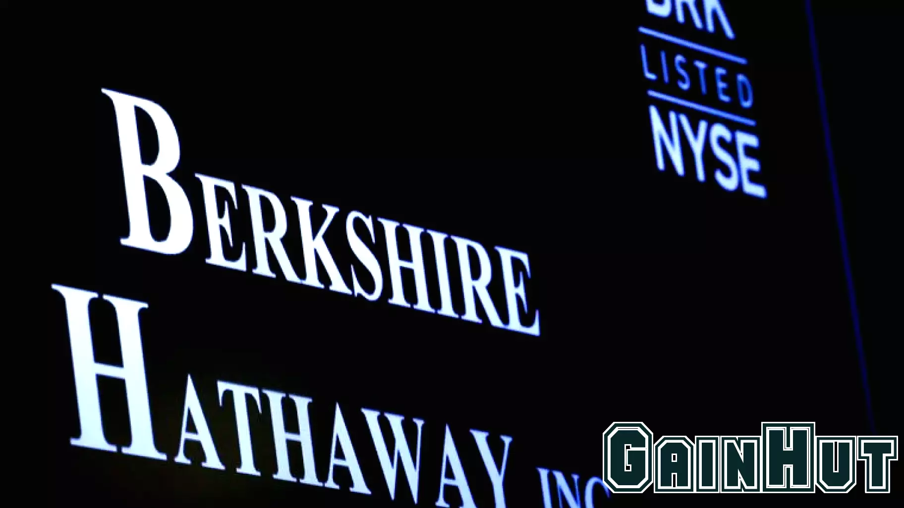 Berkshire Hathaway's Record Cash Reserves Indicate Market Caution Amid Rising Profits